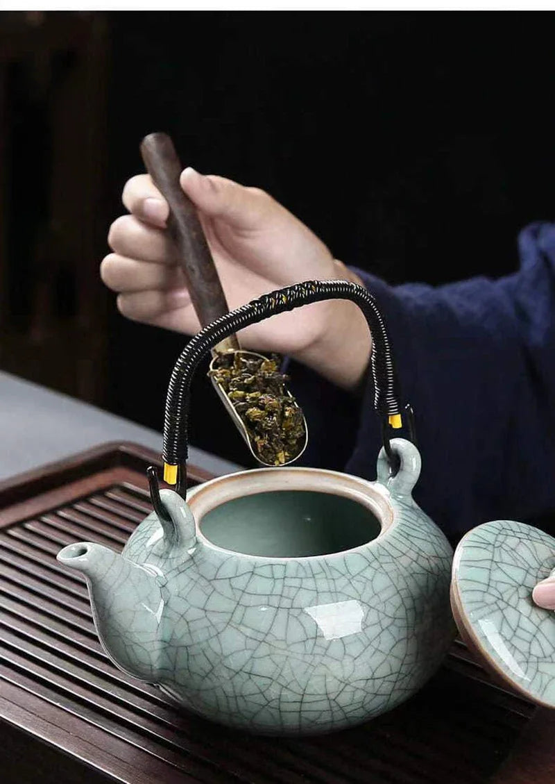Vintage Chinese Style Teapot With Lifting Beam 650ml Mug for Tea Kettle Puer Cup Set Teaware Pot Teapots Service Clay