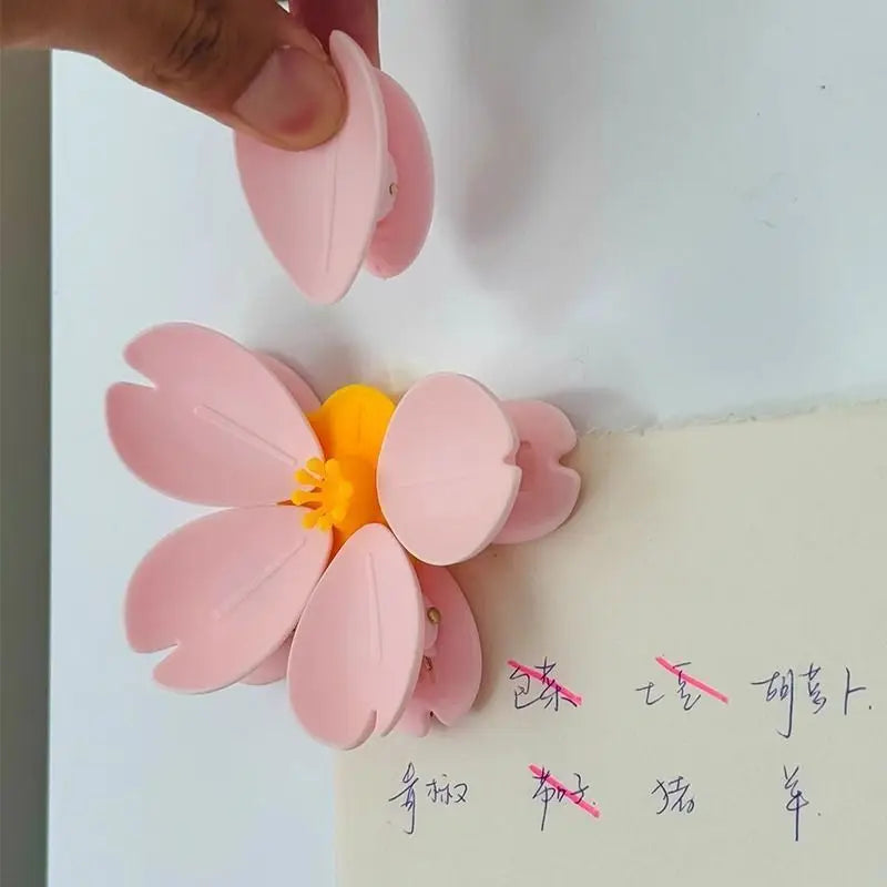 Moisture-proof Sakura Magnetic Clip Cute Style Fridge Magnet Multifunctional Snack Sealer Snack Storage Food Preservation
